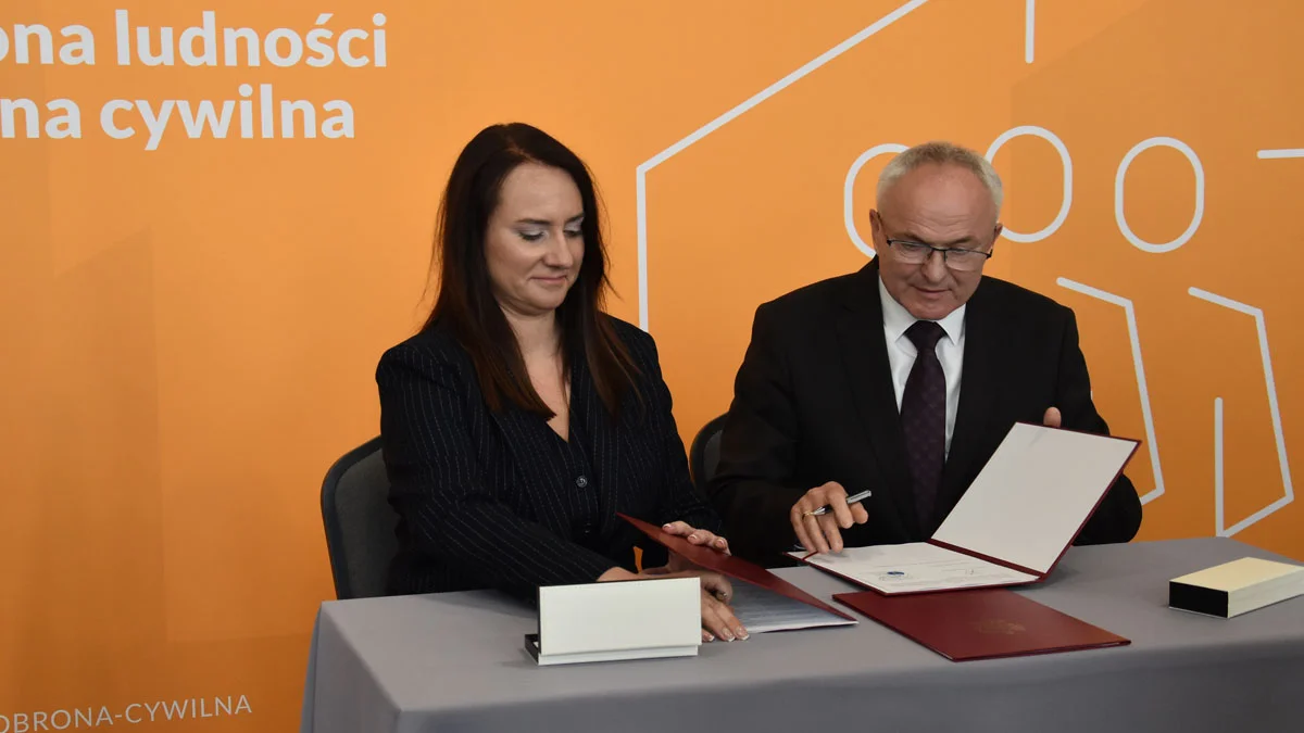 Podpisanie umowy Karoliny Fabiś-Szulc z burmistrzem Borku Wlkp. Januszem Sikorą na dotację z Programu OLiO