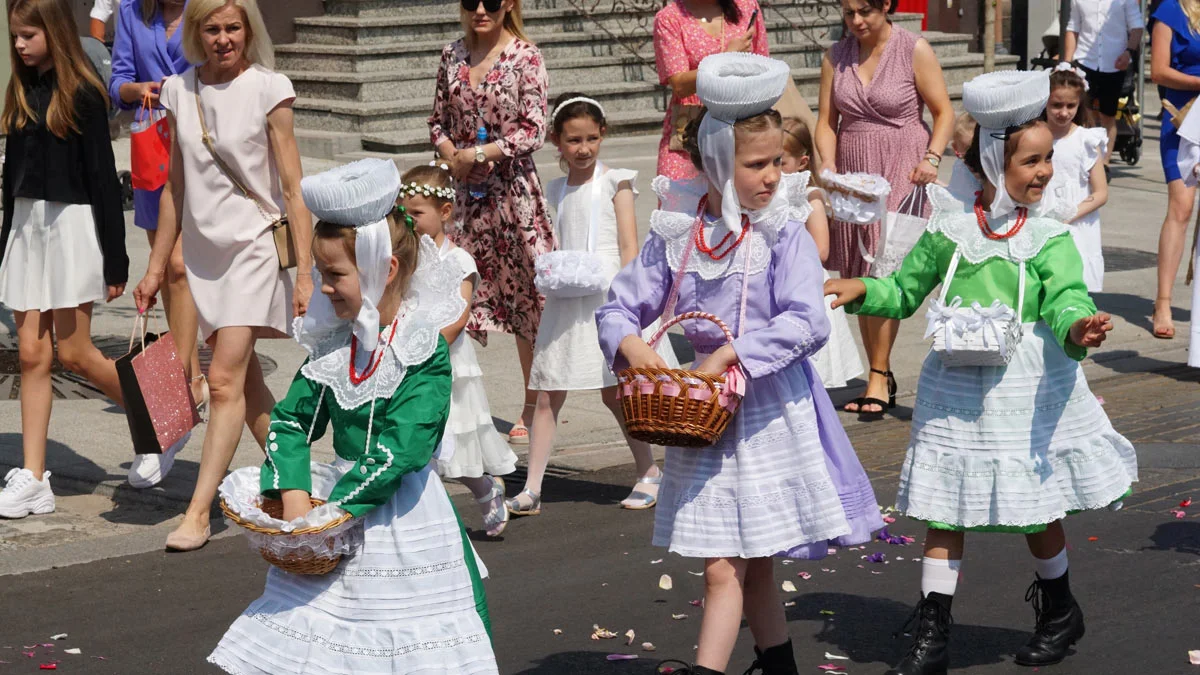 Procesja Bożego Ciała w Krobi. Tłumy wiernych, orkiestra, chór i biskupiańskie akcenty - Zdjęcie główne