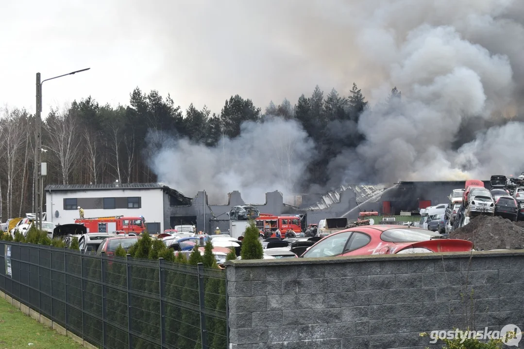 Pożar na stacji demontażu pojazdów w Śmiłowie