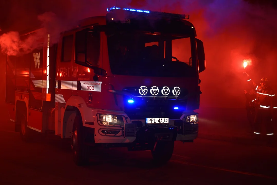 „To dla nas bardzo ważna chwila”. Strażacy z OSP Chocz wspólnie z mieszkańcami powitali nowy samochód ratowniczo-gaśniczy - Zdjęcie główne