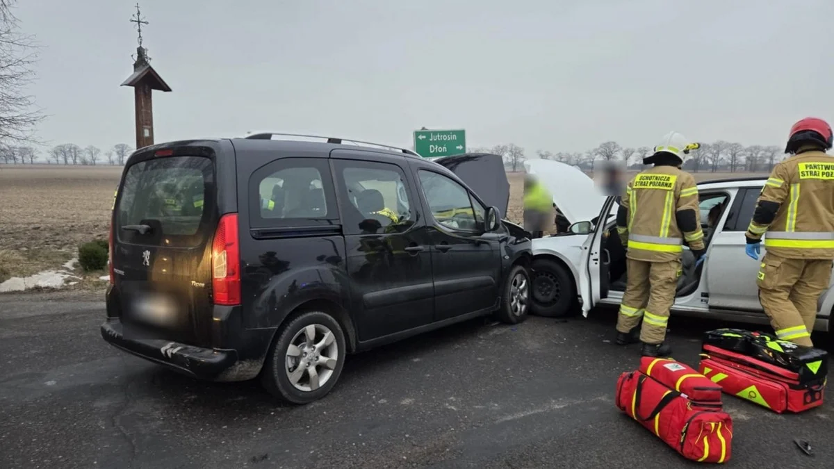 Rozbite dwa auta osobowe na newralgicznym skrzyżowaniu w gminie Jutrosin [ZDJĘCIA] - Zdjęcie główne