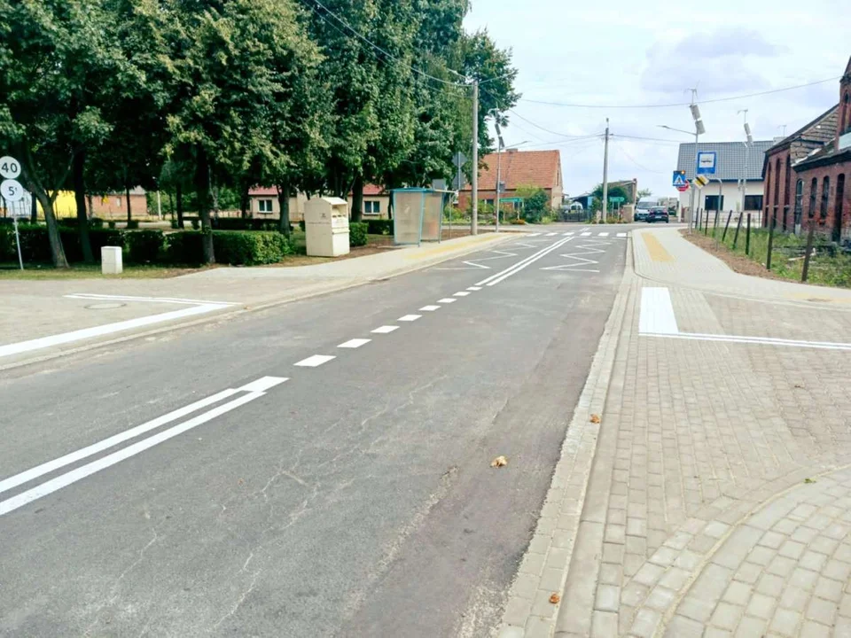 Nowy chodnik przy drodze powiatowej Sławoszew-Parzew