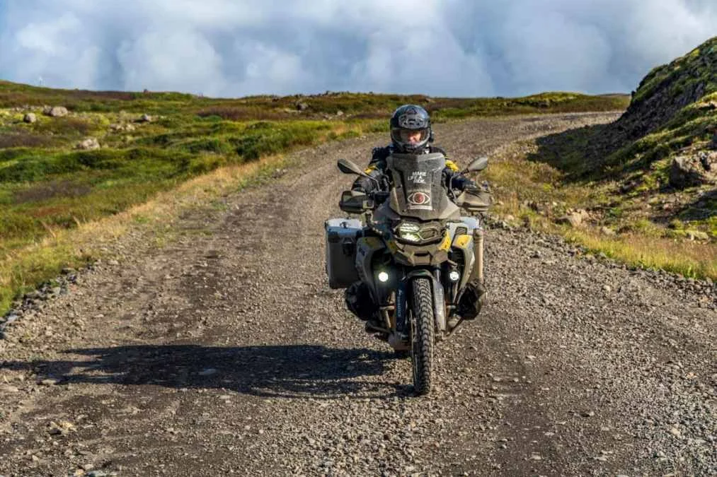 Samotna dziewczyna na motocyklu budzi zainteresowanie