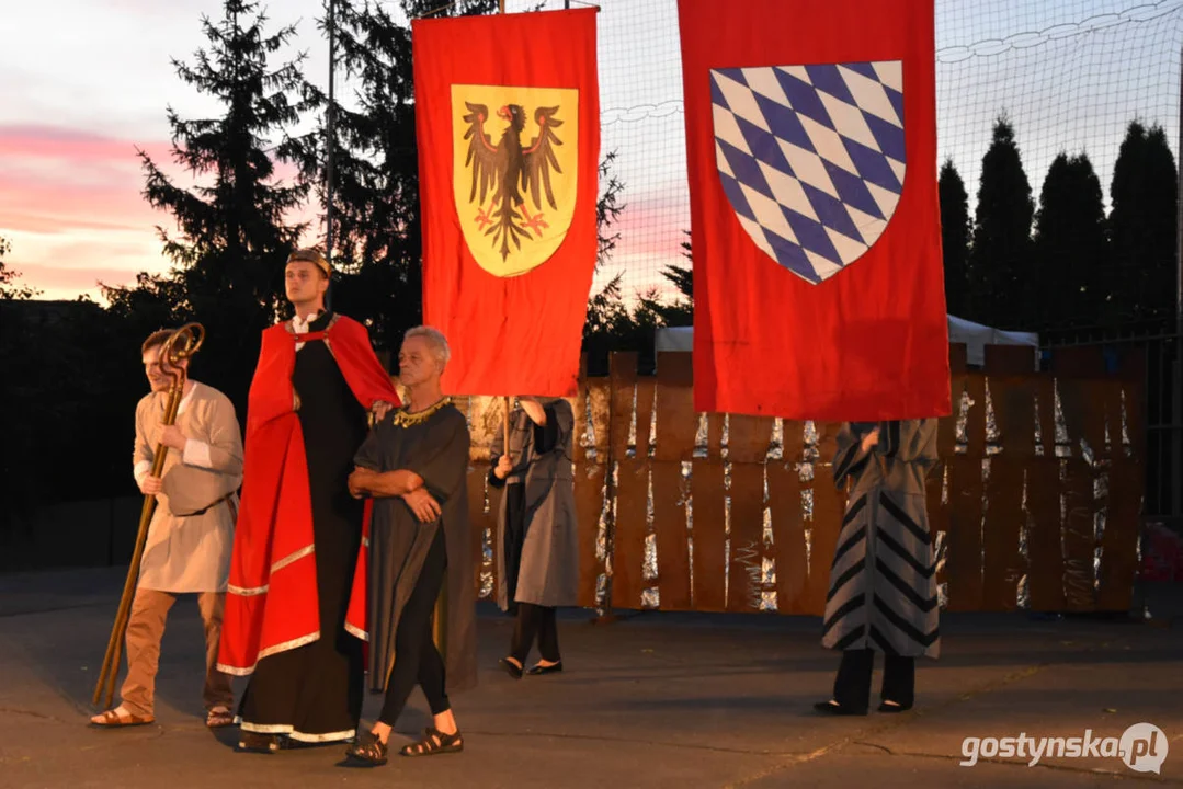 Plenerowy teatr w Piaskach. Niezapomniane przeżycia przy „Zapomnianej historii”, udana zabawa w „Polowanie na motyle”