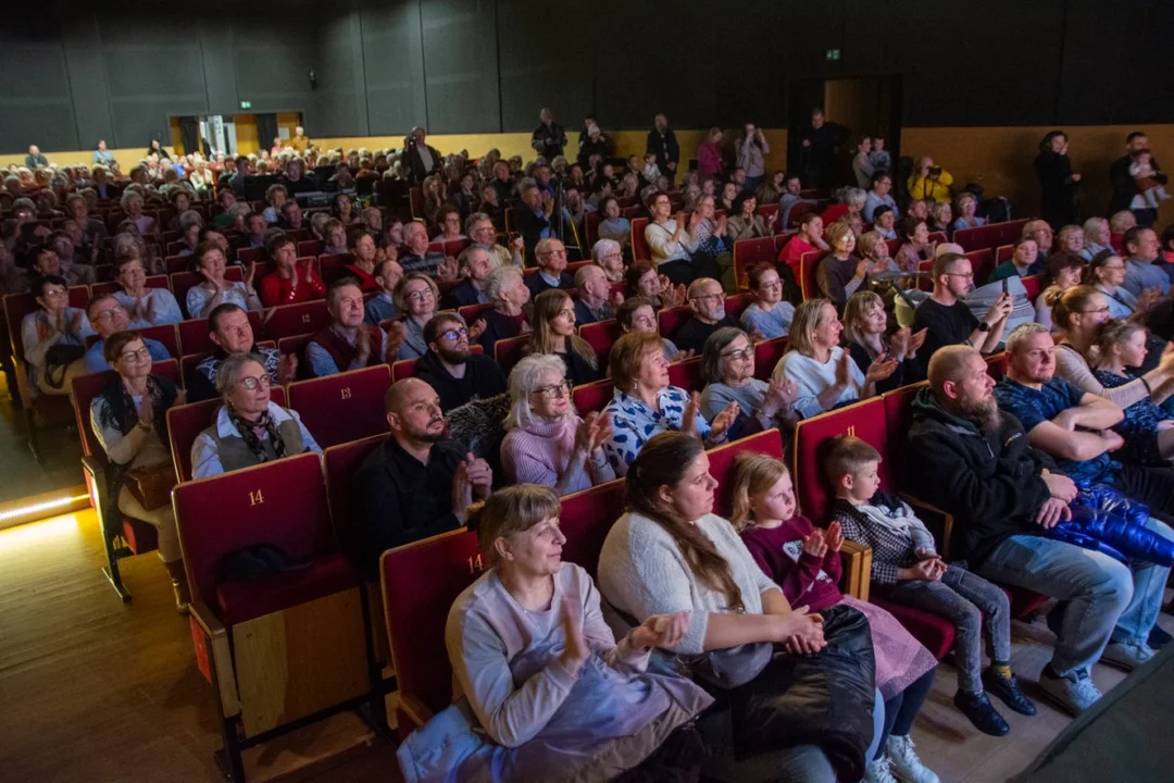 Koncert z okazji Dnia Babci i Dnia Dziadka w JOK Jarocin - „Po naszymu - gwarowymu” w wykonaniu zespołu „Snutki” [ZDJĘCIA] - Zdjęcie główne