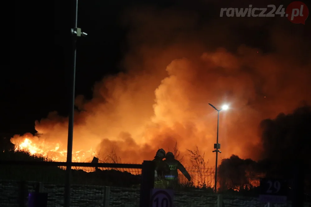 Pożar odpadów na terenie jednej z rawickich firm