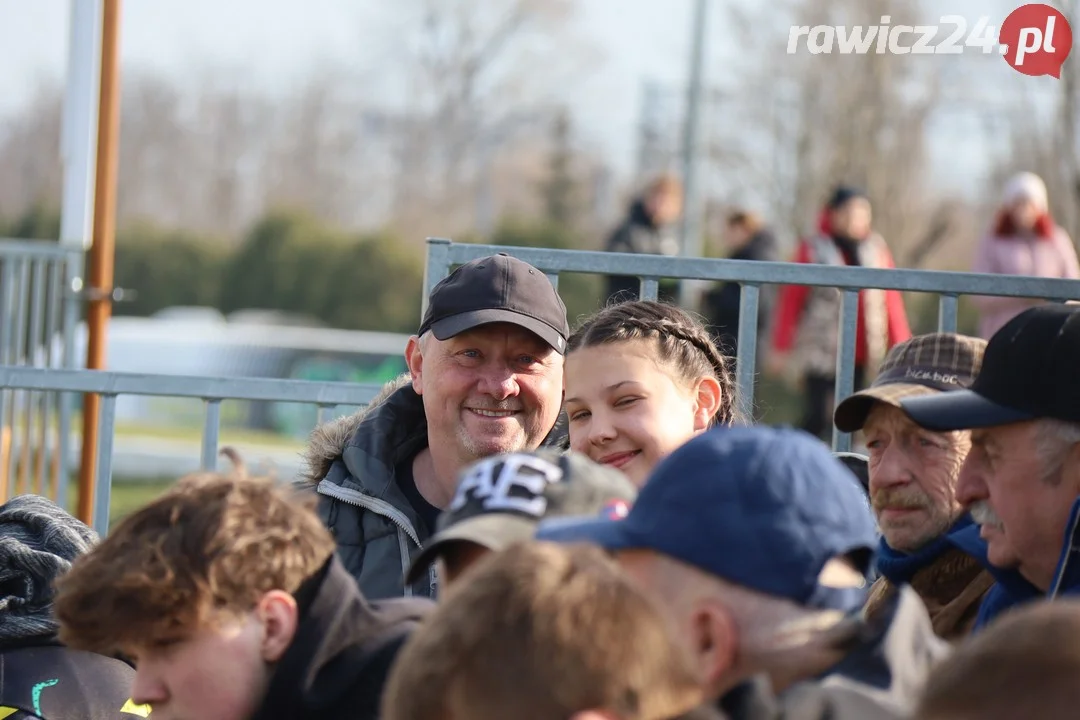 Kibice Kolejarza Rawicz podczas inauguracji sezonu w Rawiczu.