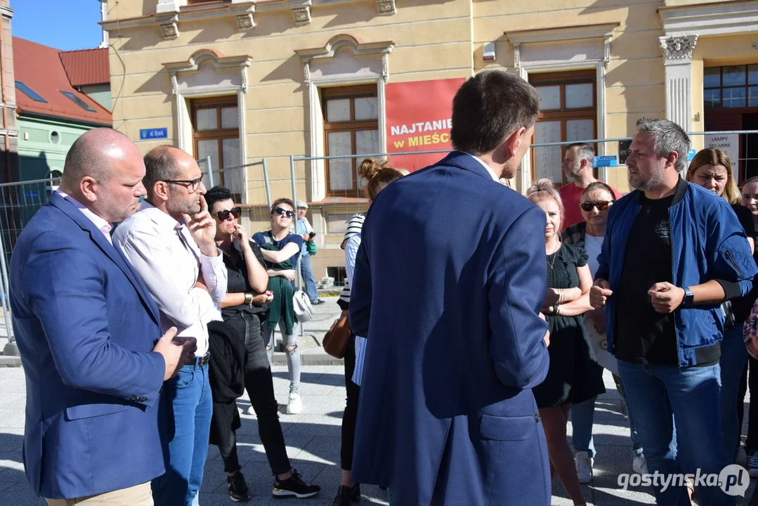 Spotkanie burmistrza Łukasz Kubiaka z przedsiębiorcami handlującymi na rynku w Krobi