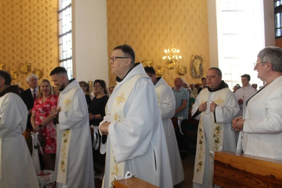 Tablica dla ojca Sylwina Wojdanowicza oraz jubileuszowy zjazd franciszkanów w Jarocinie