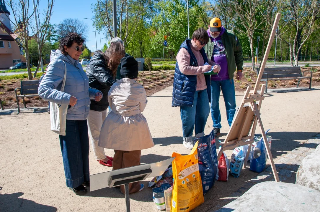Jarociniacy przychodzili i w ciszy i zadumie składała worki z karmą.