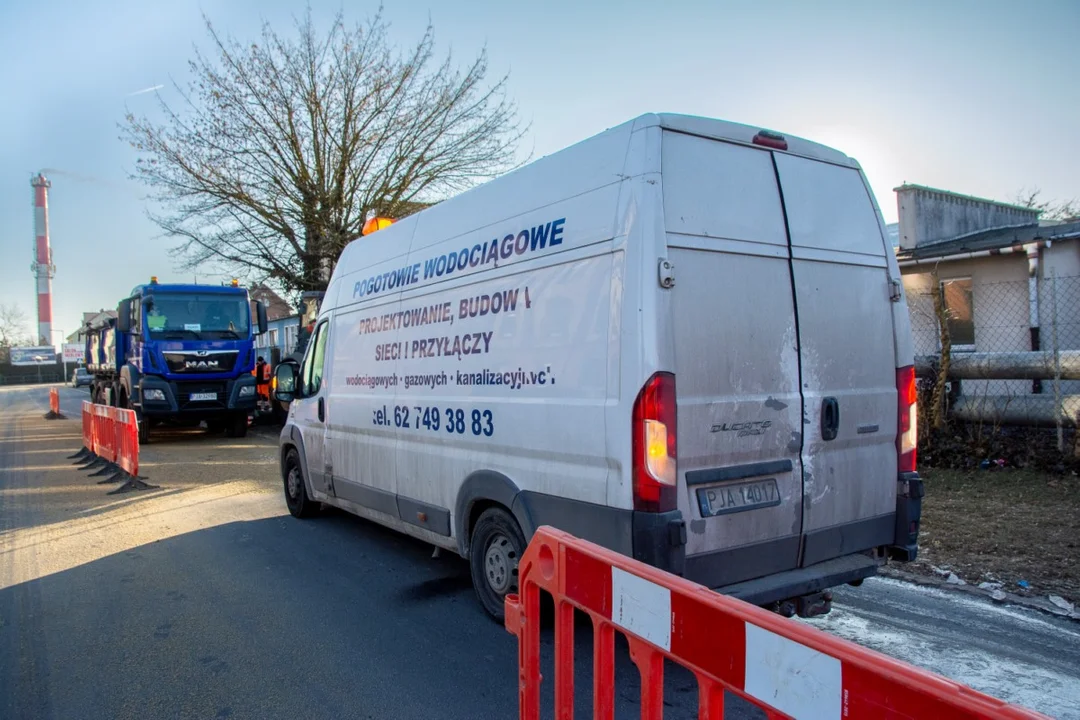 Z powodu poważnej awarii magistrali wodociągowej w Jarocinie część mieszkańców została pozbawiona dostępu do bieżącej wody.