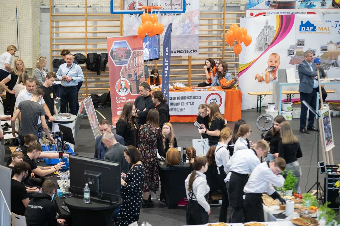 Targi edukacyjne i pracy w Krotoszynie. Uczniowie poznają ofertę szkół i pracodawców