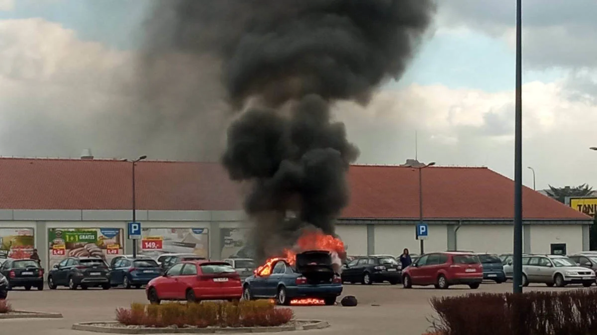 W centrum Jarocina, na parkingu marketu Lidl zapalił się samochód. Na miejsce wezwano straż [ZDJĘCIA] - Zdjęcie główne