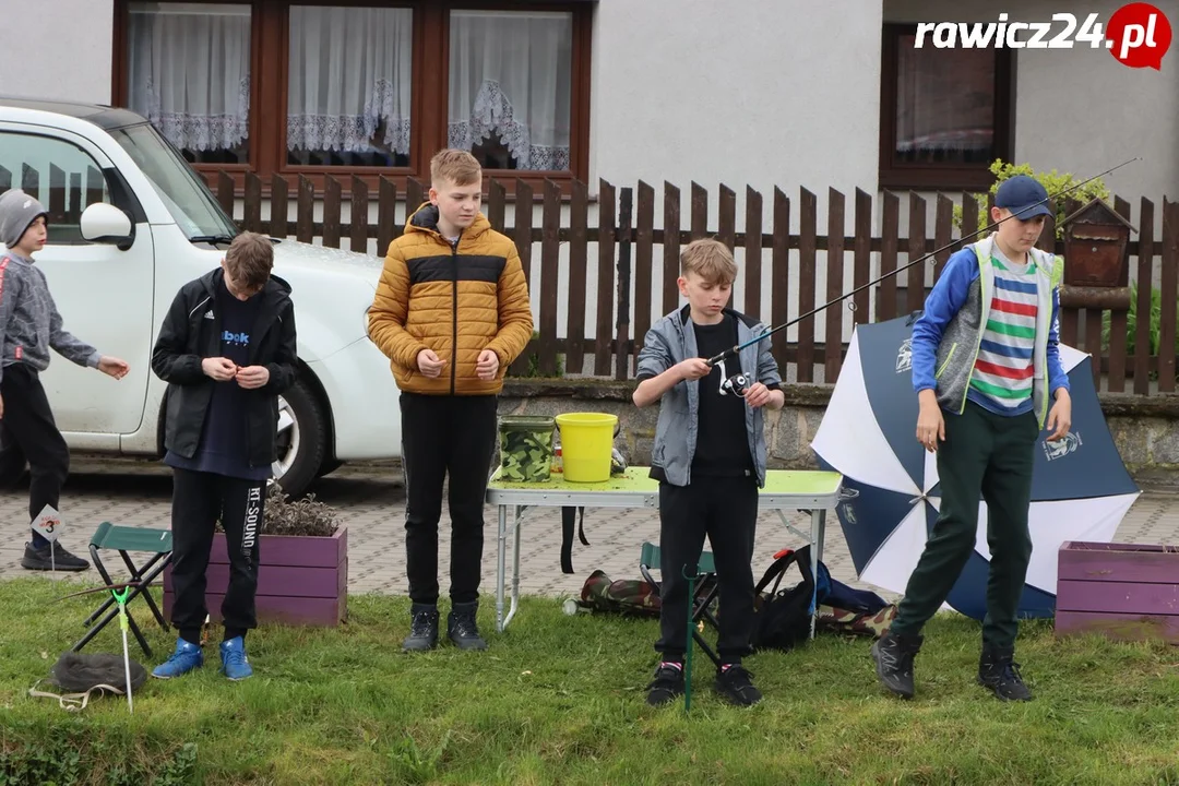 Uczniowie szkoły w Sarnowie łowili ryby