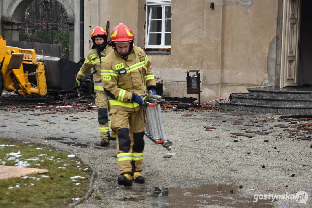 Pożar pałacu w Pępowie. Straż pożarna porządkuje pogorzelisko