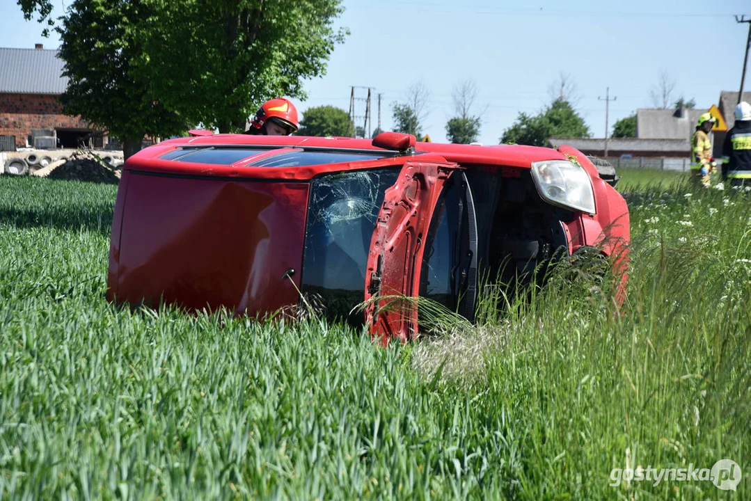 Kolizja na drodze powiatowej w Lipiu (gm. Piaski). Przewrócony samochód w polu