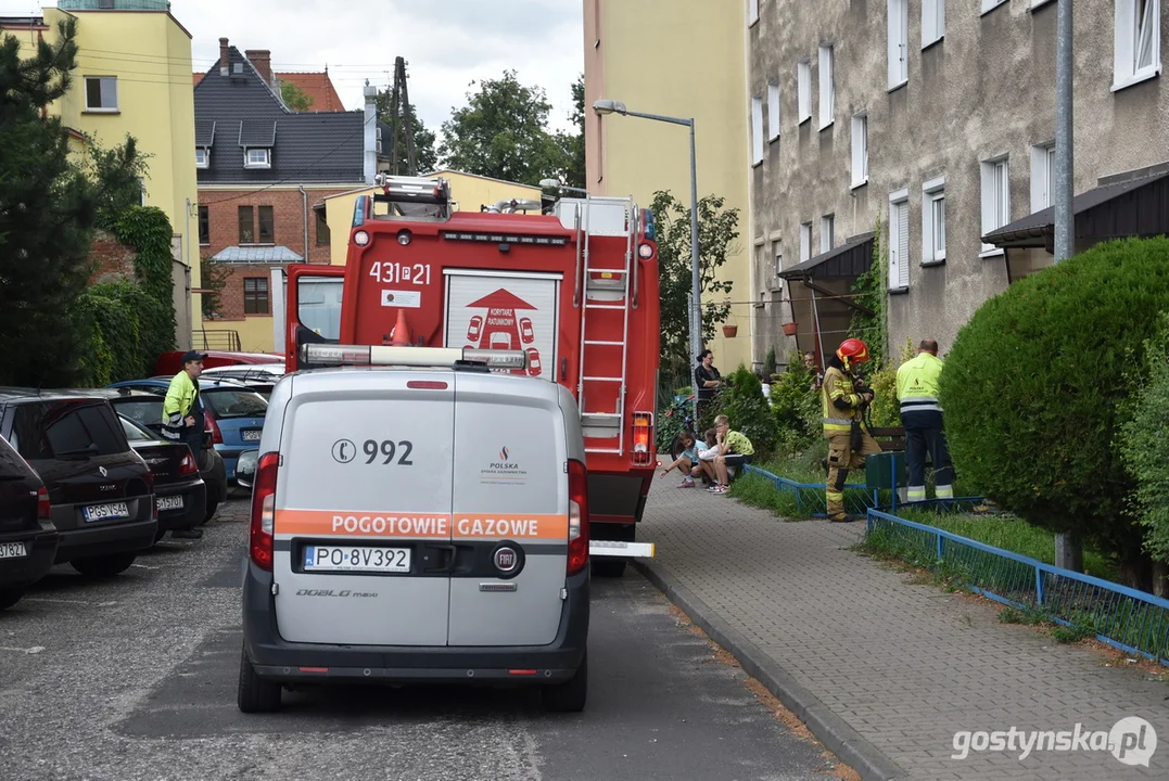 Ewakuacja mieszkańców jednego z bloków mieszkalnych Gostyniu