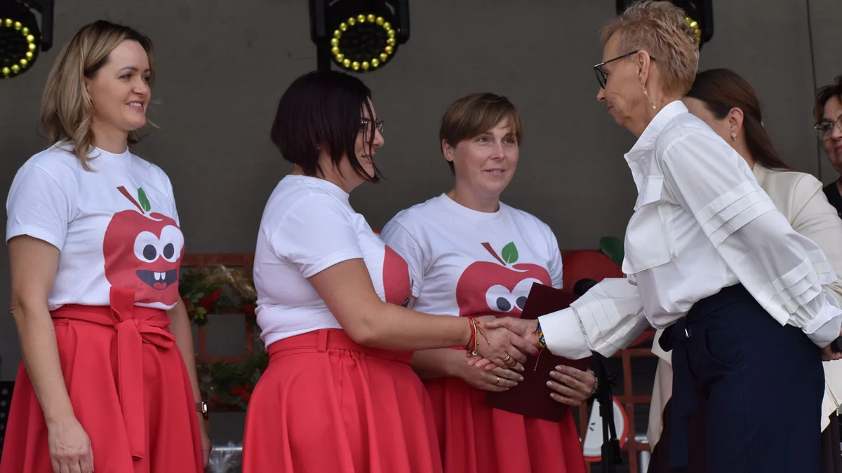 Dożynki Gminne w Pogorzeli - konkurs na najsmaczniejszy jabłecznik