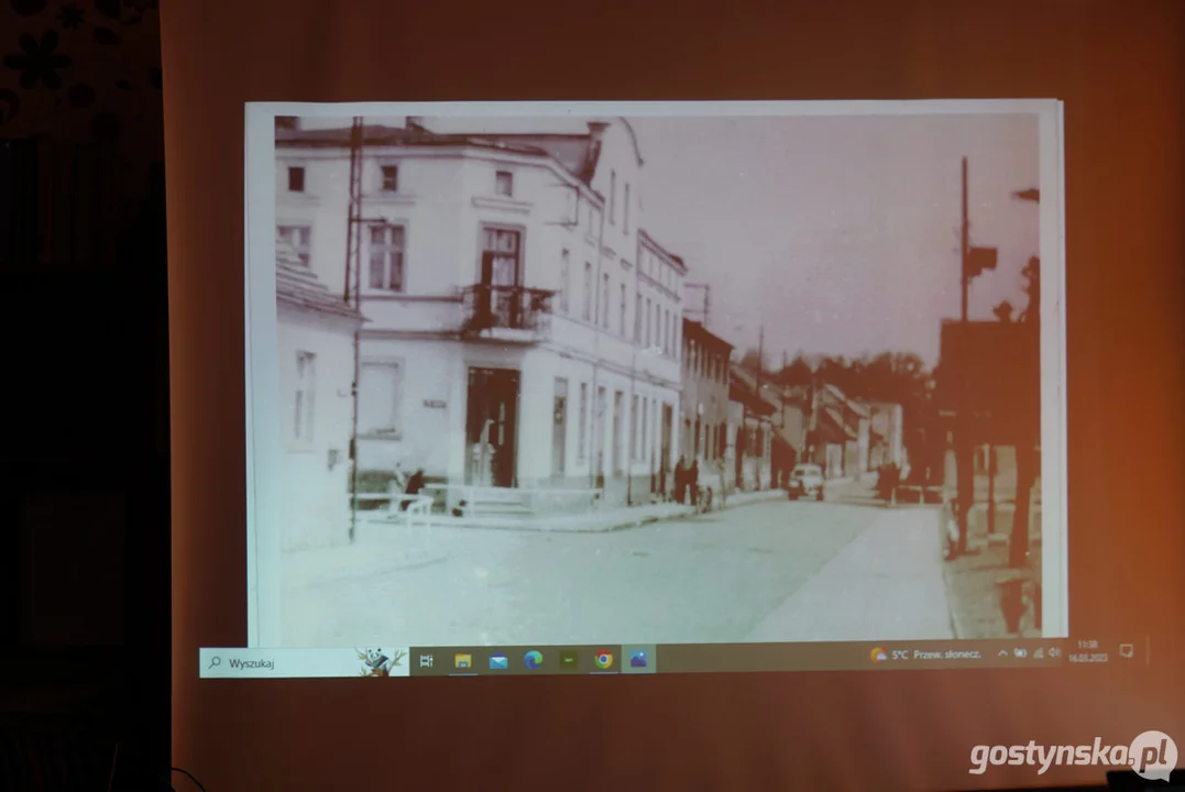 Miłośnicy starych fotografii w pogorzelskiej bibliotece