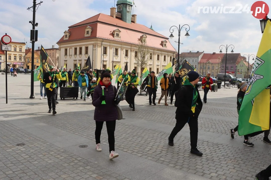 Kibice Kolejarza przeszli ulicami miasta.