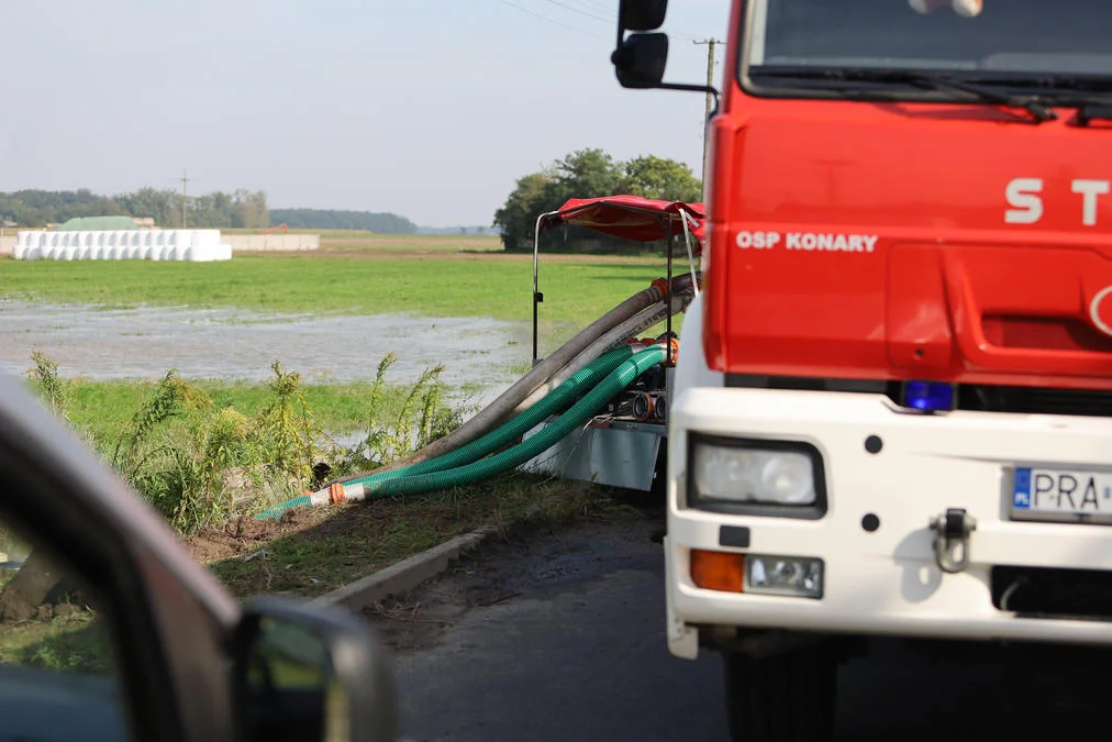 Strażacy przez prawie 24 godziny pompowali wodę w Konarach. Zalana była jedna z posesji [ZDJĘCIA] - Zdjęcie główne