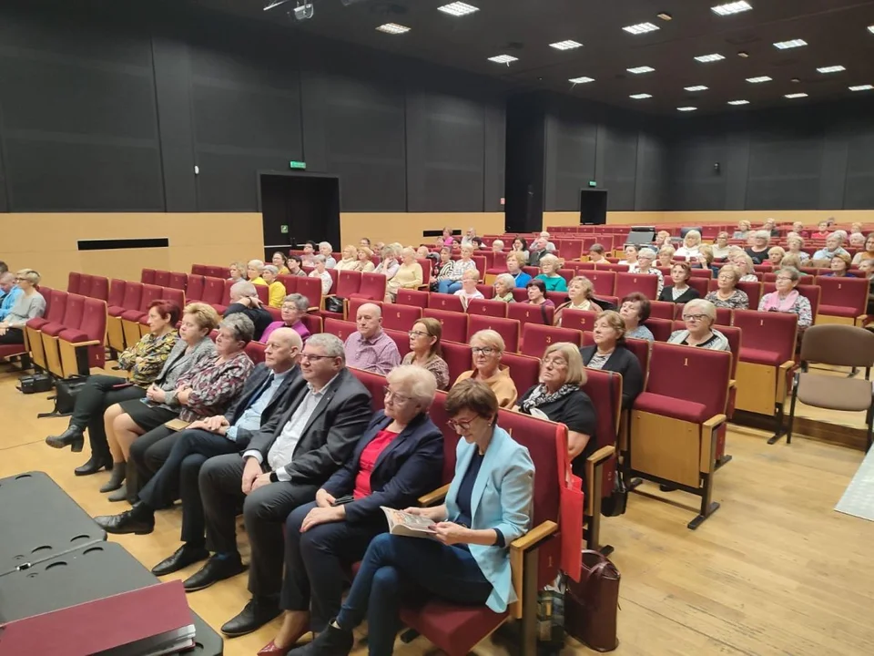 Słuchacze JUTW uczyli się, jak nie marnować żywności. Kulinarne warsztaty z marszałkiem w Jarocinie