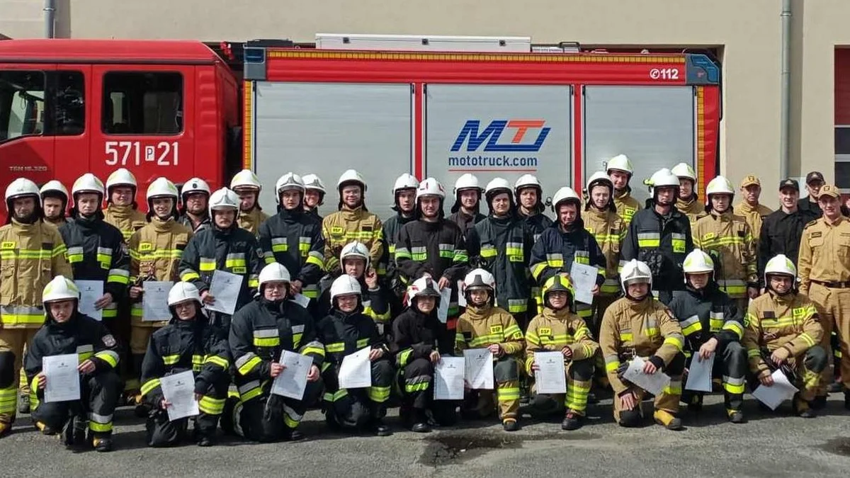 Przeszli wielogodzinne szkolenie, zostali strażakami ratownikami OSP [ZDJĘCIA] - Zdjęcie główne