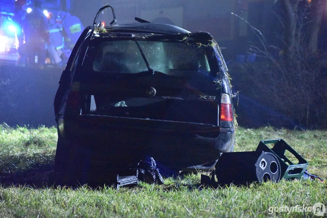 Wypadek na trasie Gostyń - Poniec. Kierowca BMW wypadł przez szyberdach