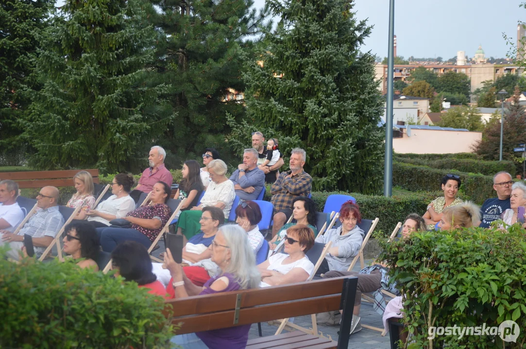 Na tarasie przy GOK Hutnik zagrał w piątkowy wieczór (23.08.2024) Witold Żuromski