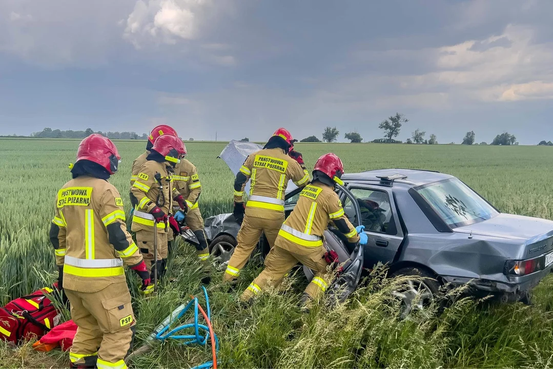 Bożacin. Dachowanie samochodu osobowego