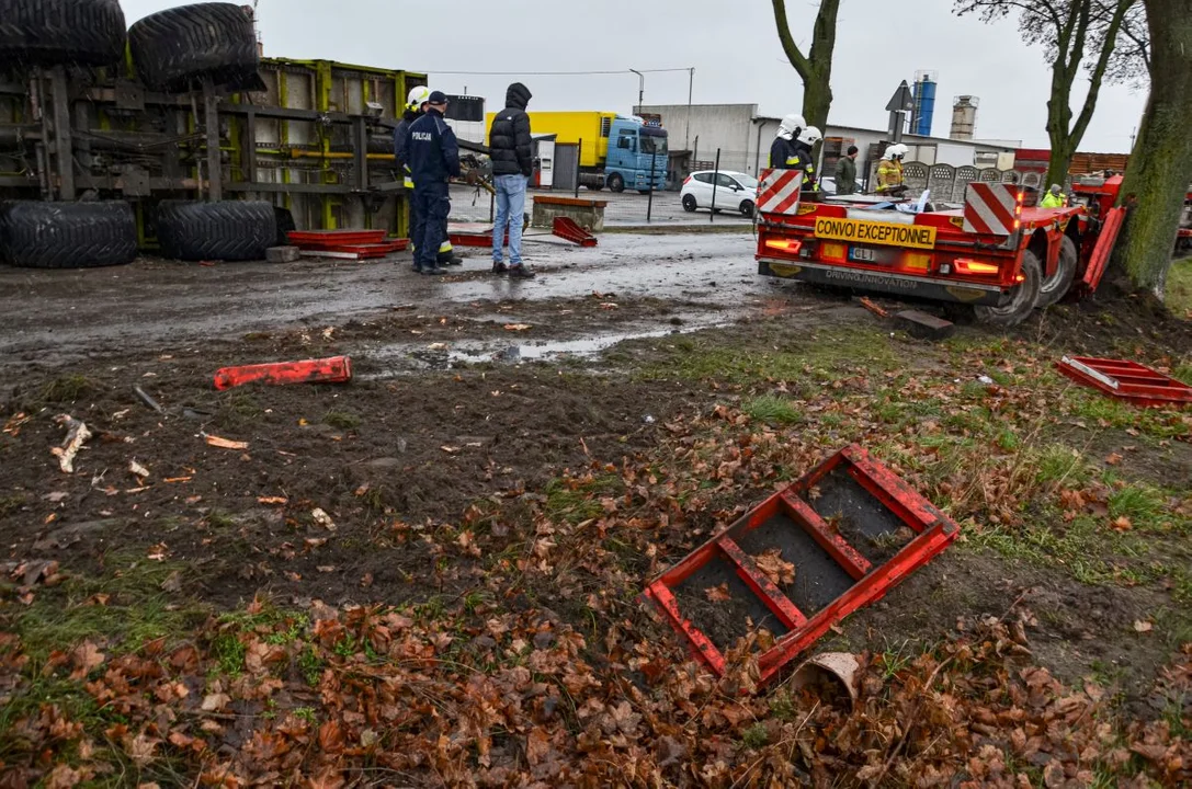 Zdarzenie drogowe na trasie Żerków-Chrzan. Naczepa uderzyła w drzewo