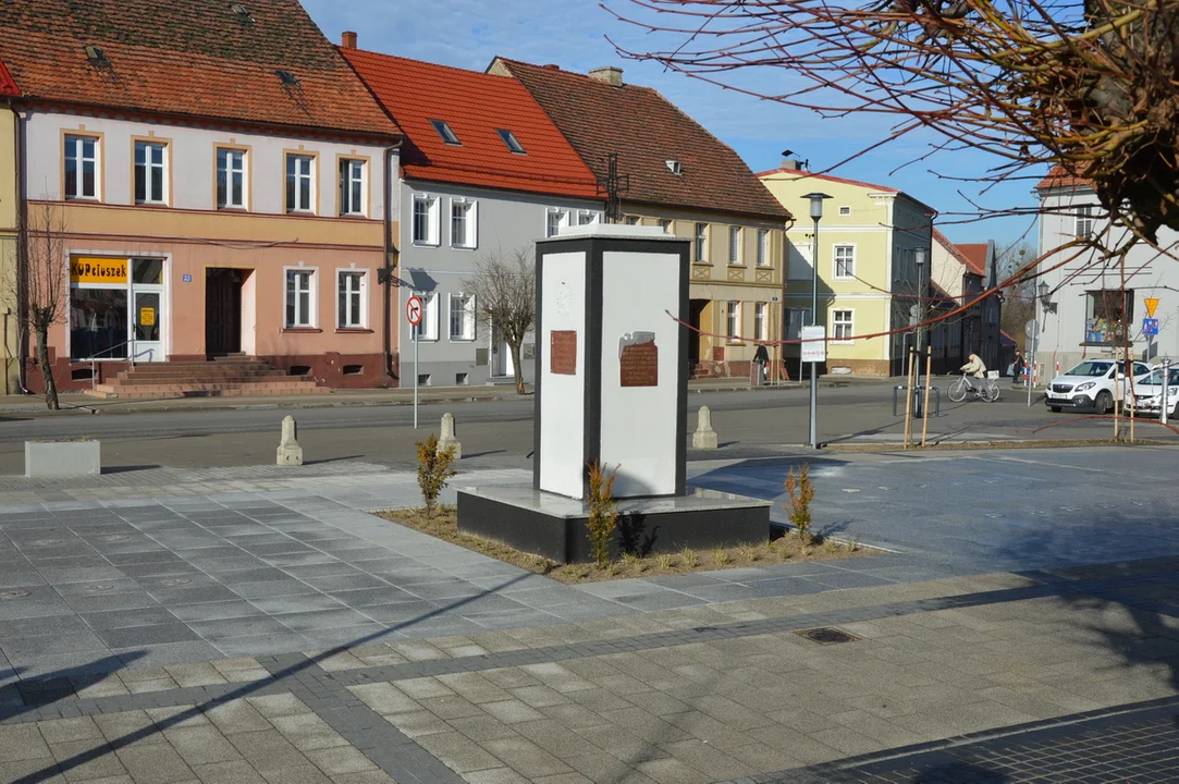 Otwarcie rynku w Jutrosinie z udziałem przedstawicieli samorządów, wojewody i parlamentu