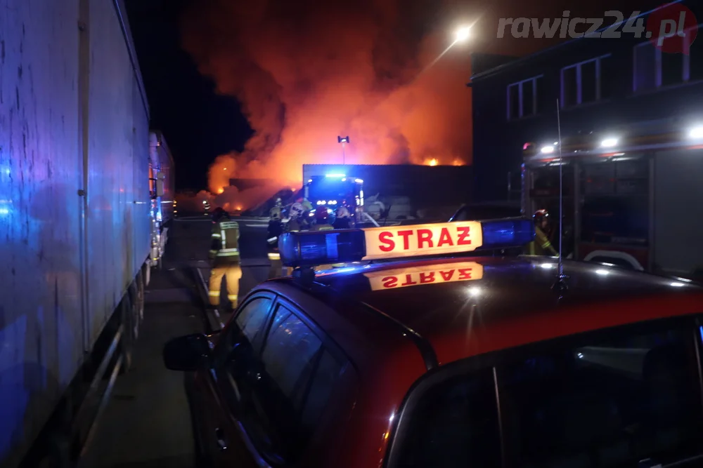 Pożar odpadów na terenie jednej z rawickich firm