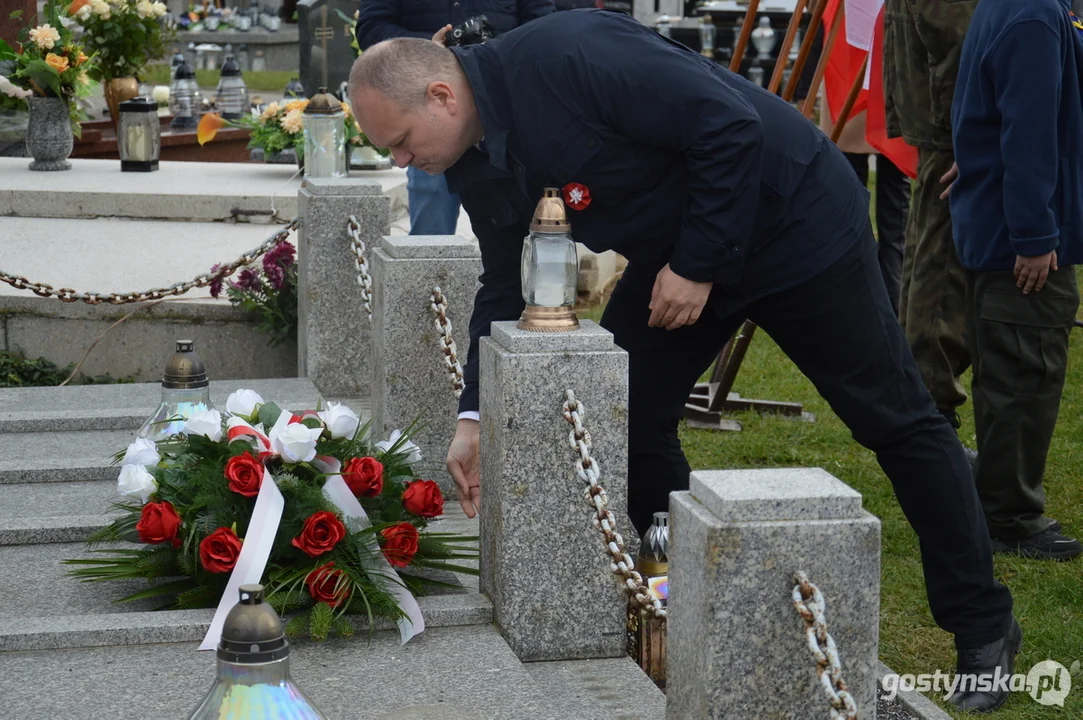 Przemarsz i uroczystości na cmentarzu w dniu 11 listopada w Krobi