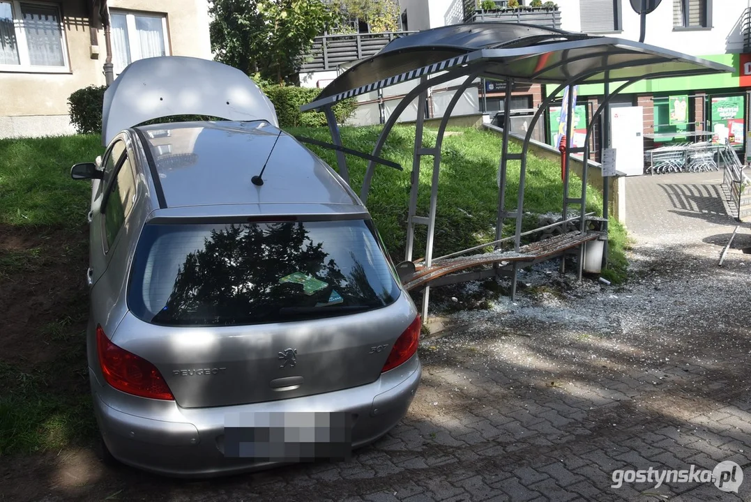 Zderzenie peugeota z przystankiem autobusowym na ul. Sikorskiego w Gostyniu