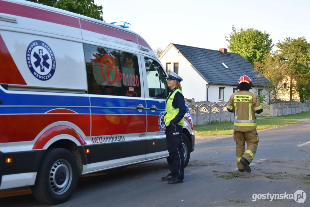 W Śmiłowie (gm. Poniec) nastolatek uderzył w słup osobówką