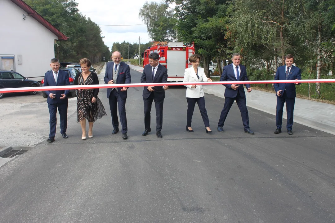 Minister Marlena Maląg otworzyła drogę Białobłoty-Orlina Duża. Towarzyszyli jej posłowie i samorządowcy