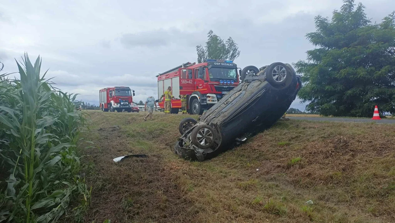 Kolizja dwóch aut w Tomicach. Jedna osobówka dachowała [ZDJĘCIA] - Zdjęcie główne