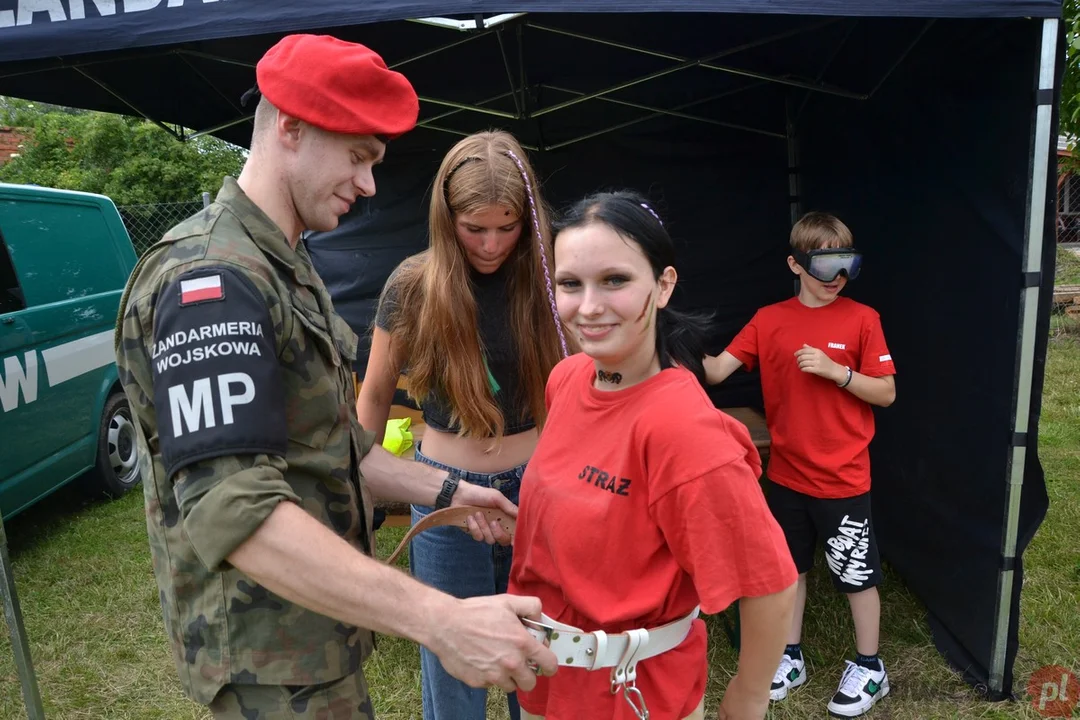 Festyn "Bezpieczne Wakacje z Mundurem" w Sobiałkowie