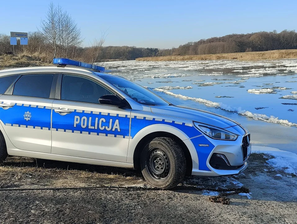 Policjanci patrolowali okolice cieków wodnych. Ostrzegają przed wchodzeniem na zamarznięte stawy i lód na rzekach - Zdjęcie główne