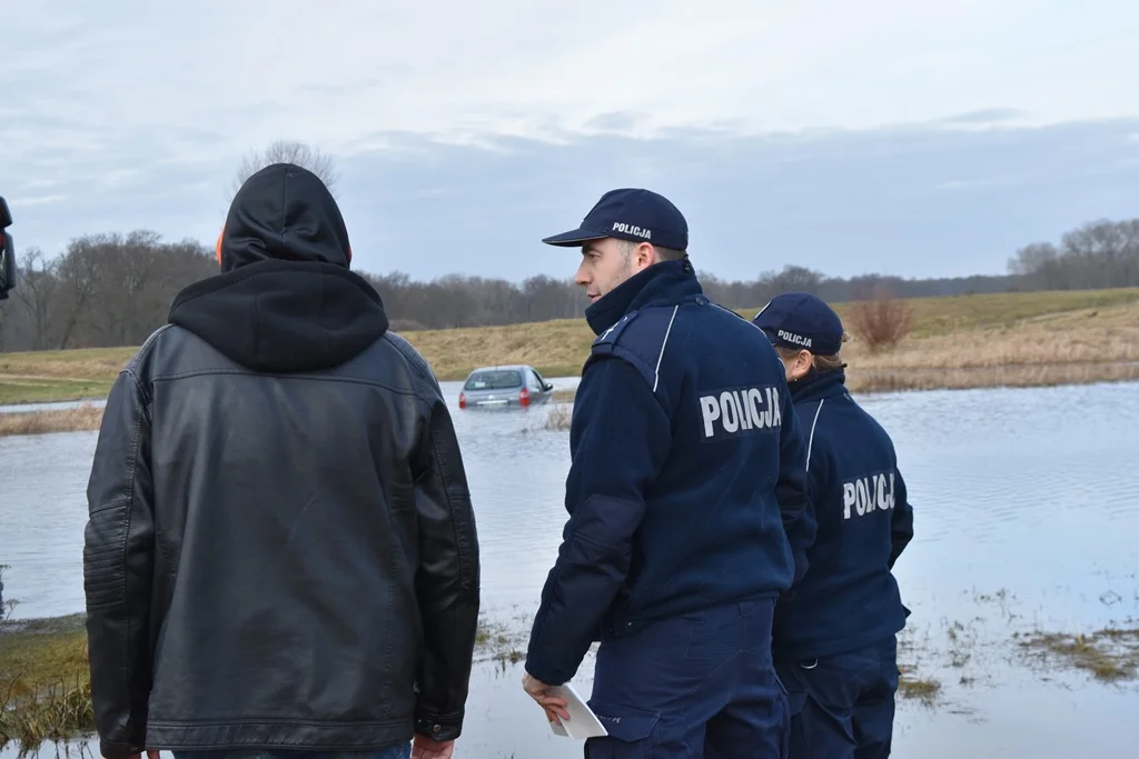 Mieszkaniec powiatu gostyńskiego samochodem wjechał do rozlewiska