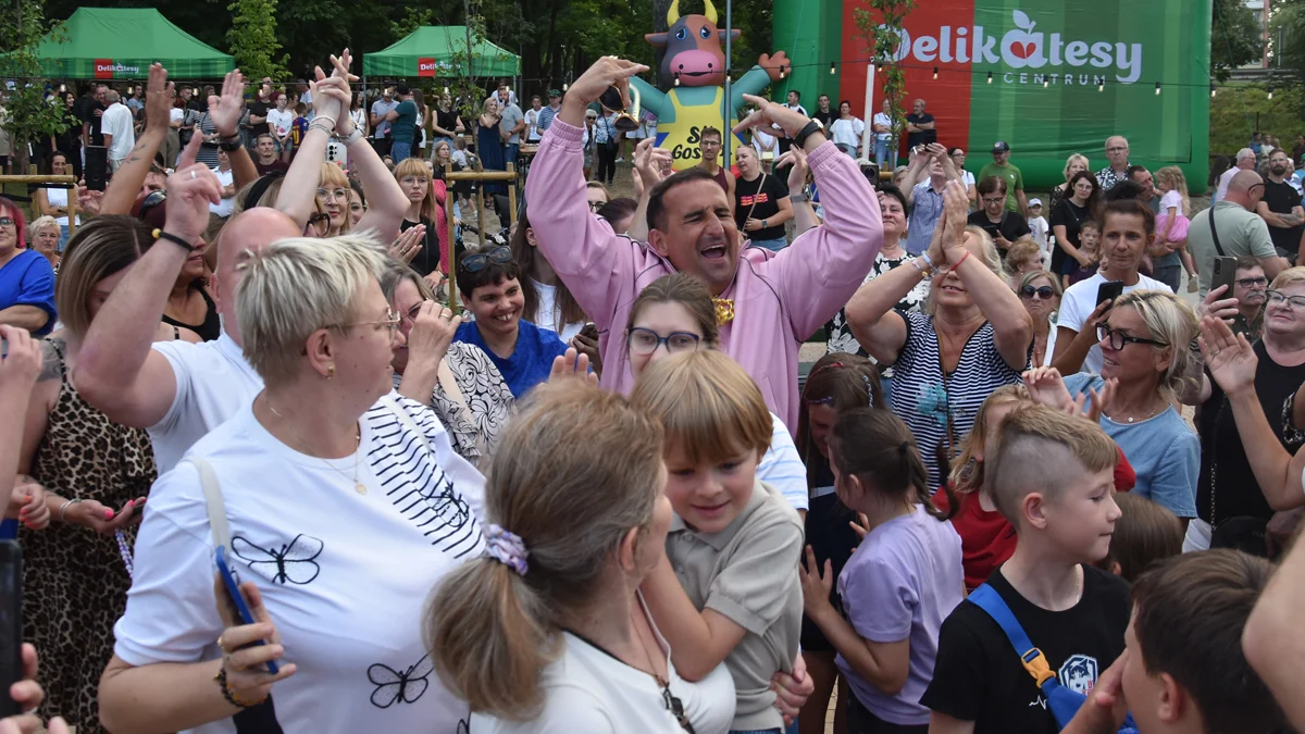 Sąsiedzka Potańcówka w parku miejskim w Gostyniu. Był Misiek Koterski i Rafał Maślak z żoną Kamilą