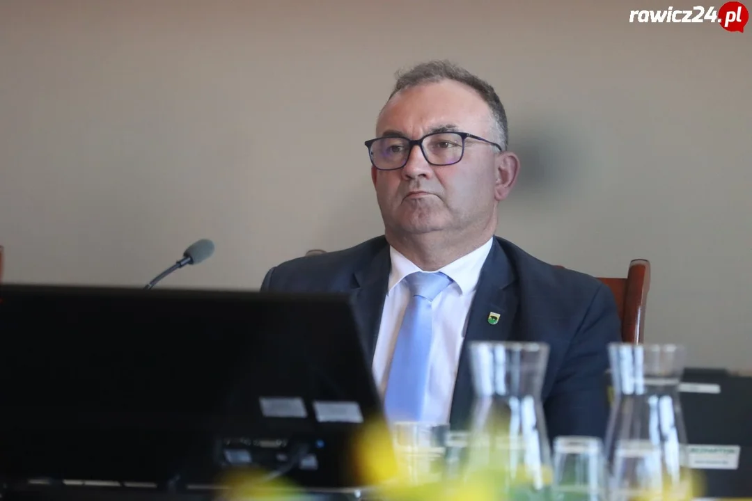 Dyskusja dotycząca funkcjonowania Międzygminnego Związku Komunalnego Gmin Regionu Leszczyńskiego na sesji w Rawiczu