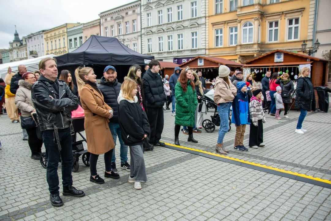 Krotoszyn w świątecznym klimacie. Kiermasz Wielkanocny na Rynku przyciągnął mieszkańców