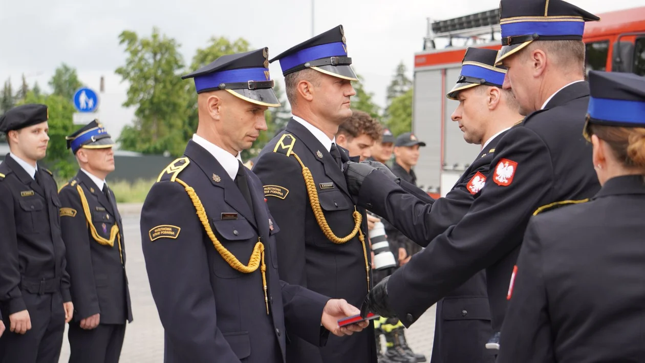 Powiatowy Dzień Strażaka w Jarocinie. Były awanse i życzenia podwyżek wynagrodzeń - Zdjęcie główne