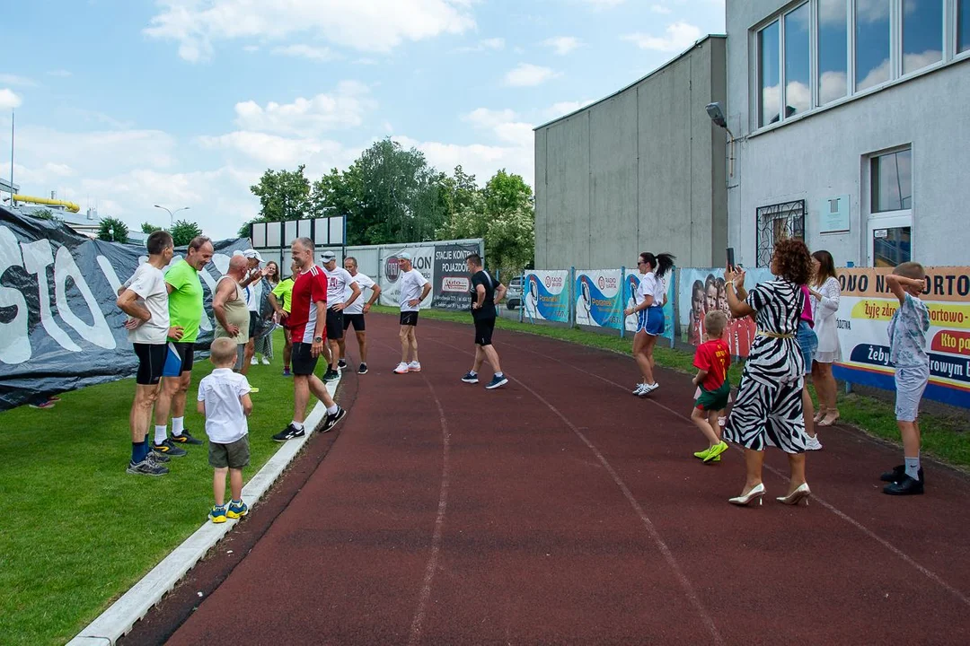 70 okrążeń stadionu w Jarocinie na 70. urodziny. Wiesław Garbarek świętował nietypowo