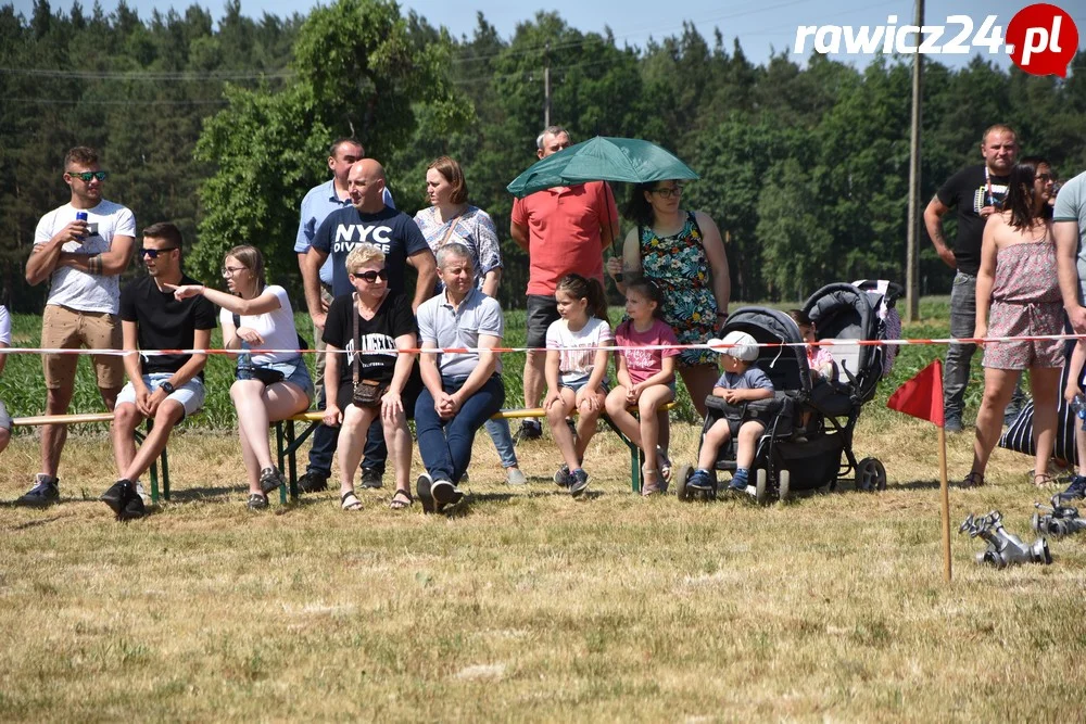 Kibice na gminnych zawodach strażackich w Jeziorach