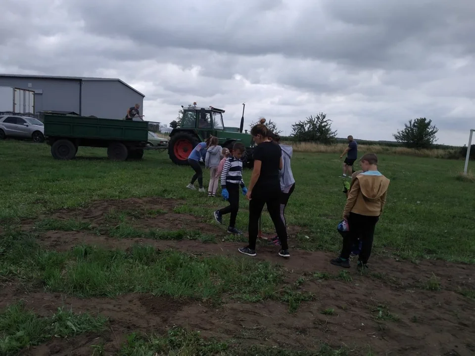 Porządki w Rusku. Najpierw wysprzątali boisko, a potem zagrali mecz