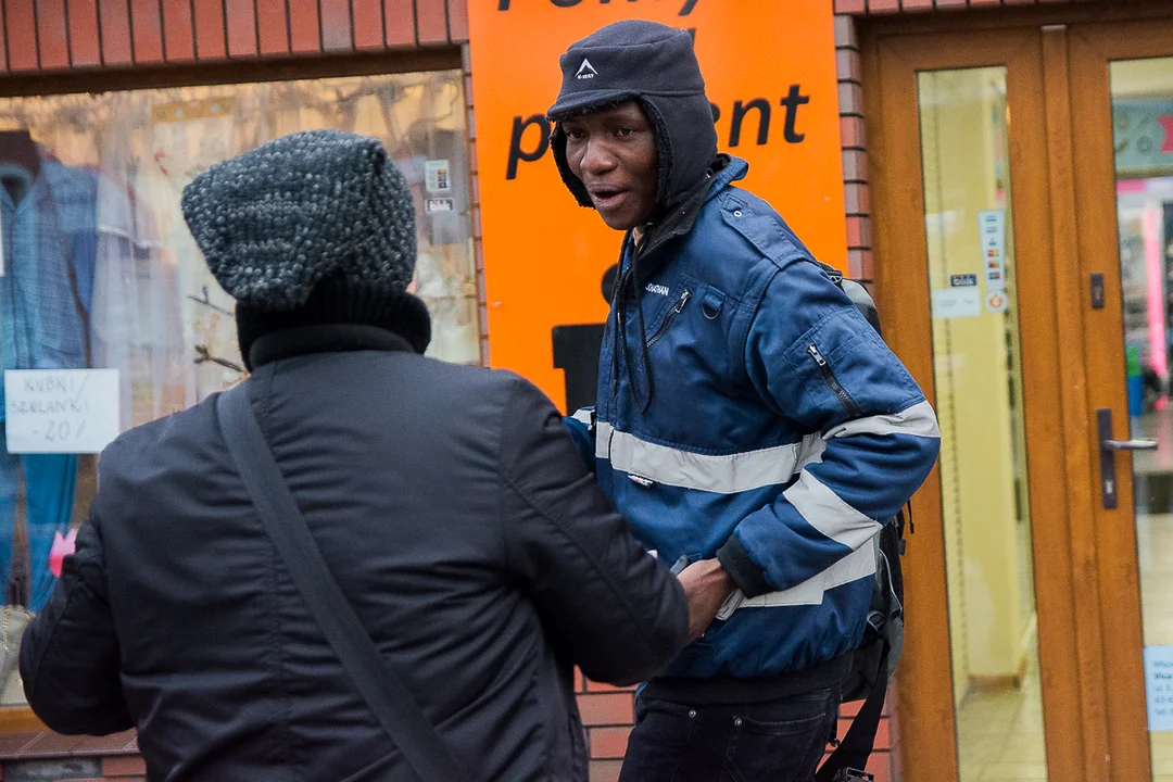 Przedwyborczy tłusty czwartek w Jarocinie. Kandydat PO KO na burmistrza i kandydaci Ziemi Jarocińskiej rozdawali pączki