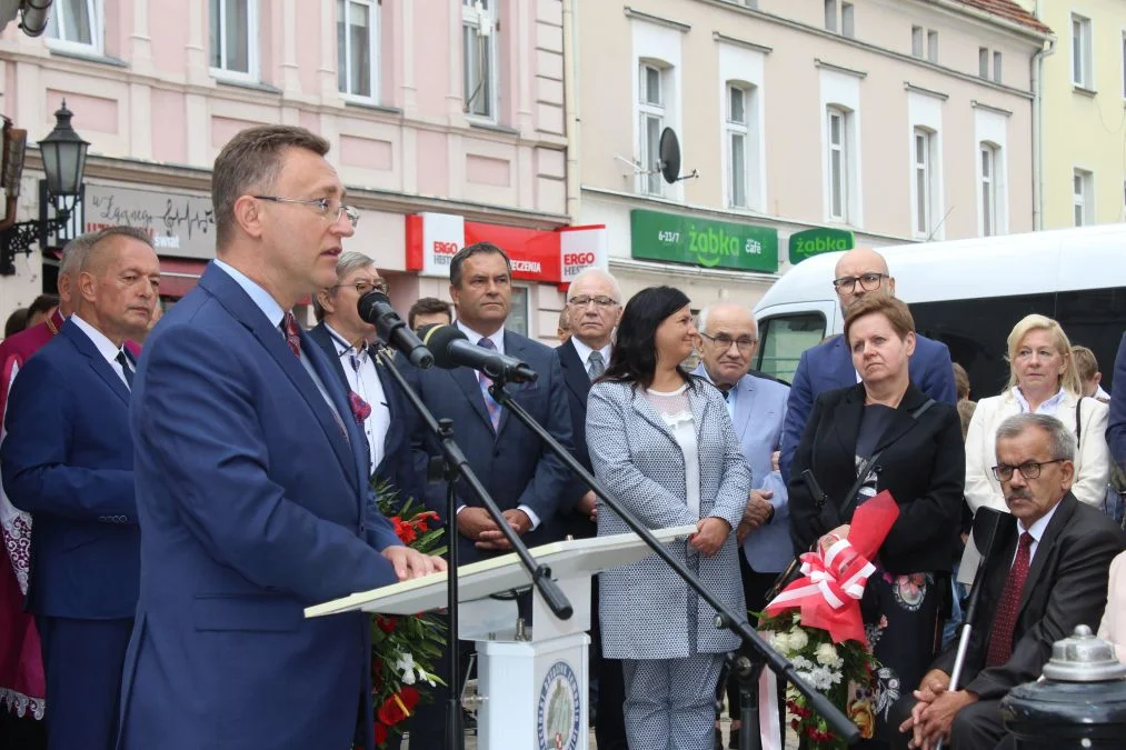 Jarocin. Odsłonięcie tablicy poświęconej kolporterom gazety konspiracyjnej "Dla Ciebie, Polsko" i koncert patriotyczny w JOK-u